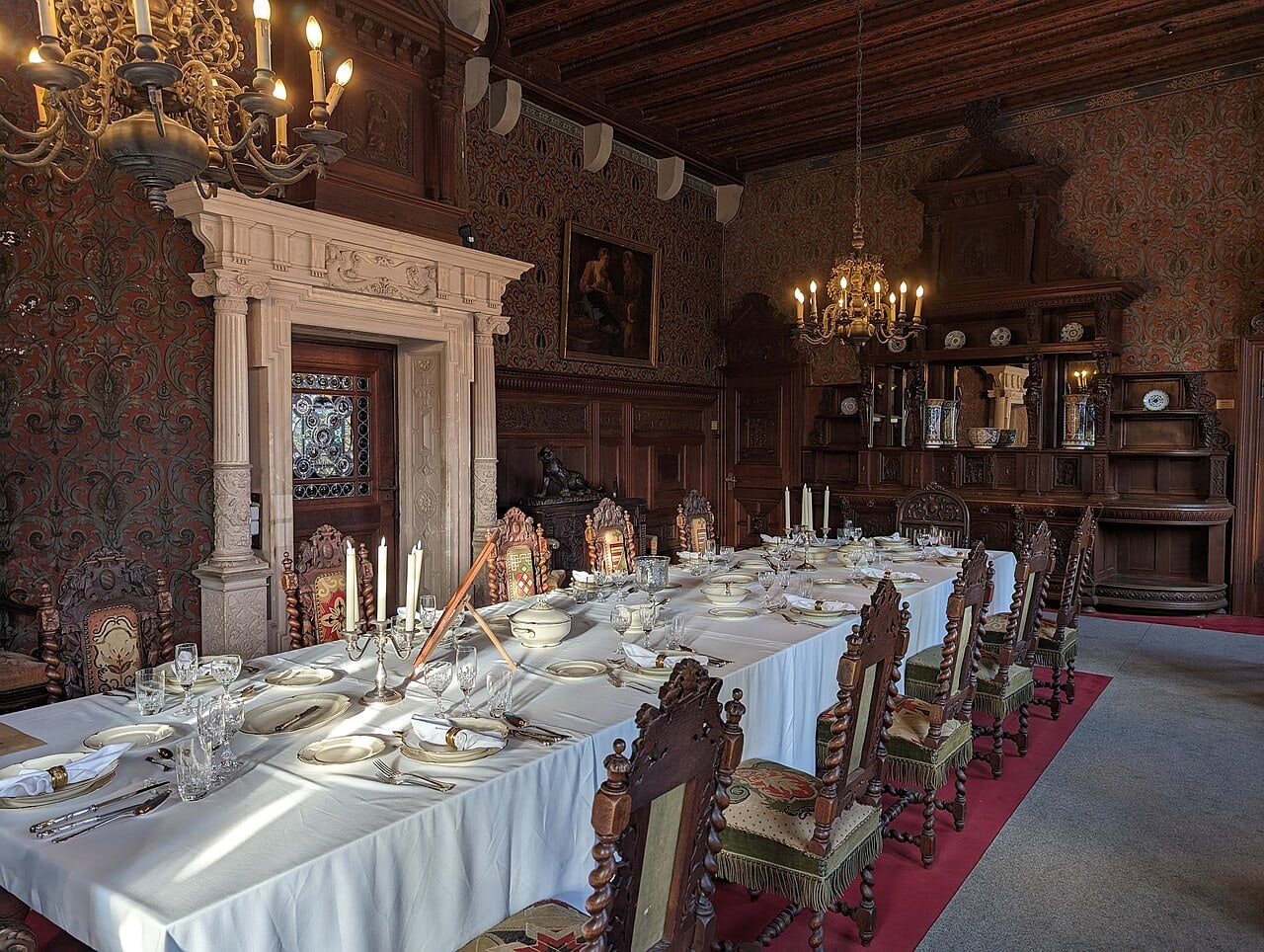 The dining room of Reichsburg Cochem furnished with Renaissance and Baroque pieces from the Ravené family collection