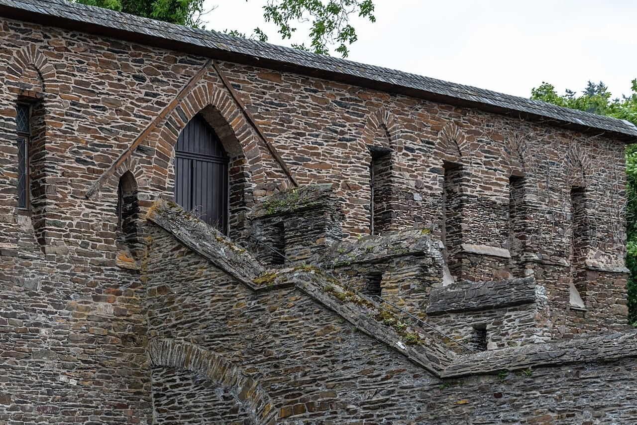 Medieval masonry and Gothic window arches on the outer walls of Reichsburg Cochem