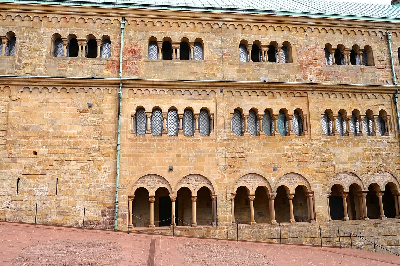 Wartburg Castle 3 1280px Front of Wartburg s Palas seen from second courtyard