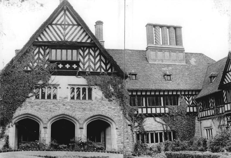 Cecilienhof Palace 7 Historic view of the Cecilienhof Palace courtyard and red-star bed during the East German period