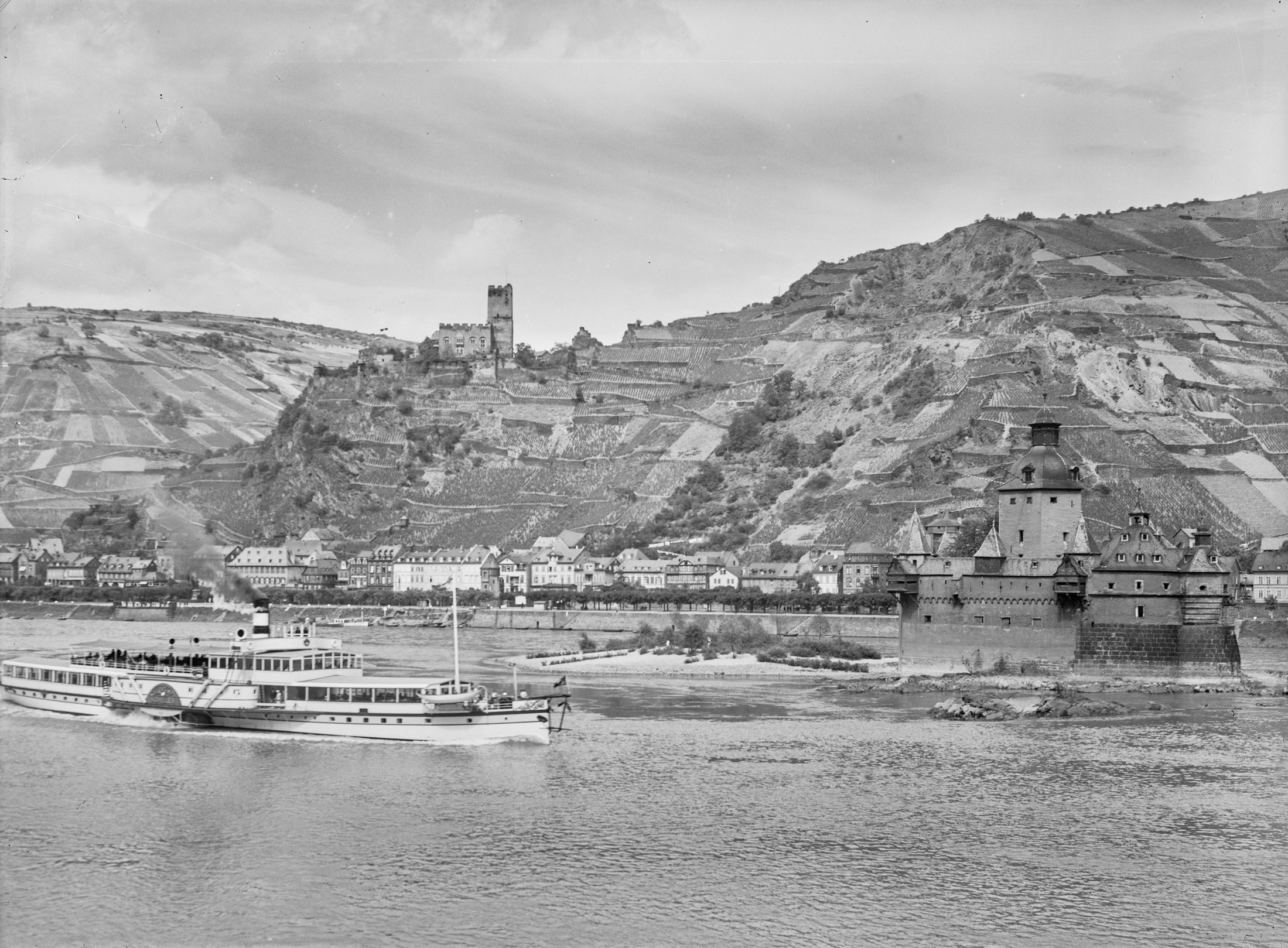 Gutenfels Castle 3 An early-20th-century river view: a Rhine steamer passing Pfalzgrafenstein, with Gutenfels above Kaub