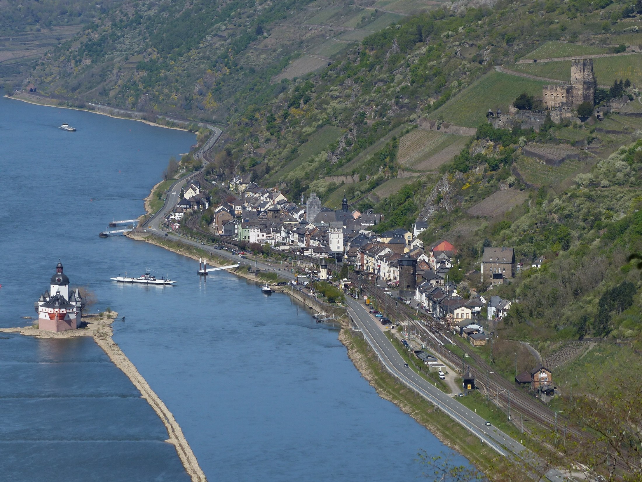 Gutenfels Castle 6 The whole toll system in one view: Pfalzgrafenstein mid-river, the walled town of Kaub on the bank, and Gutenfels Castle on the hill above