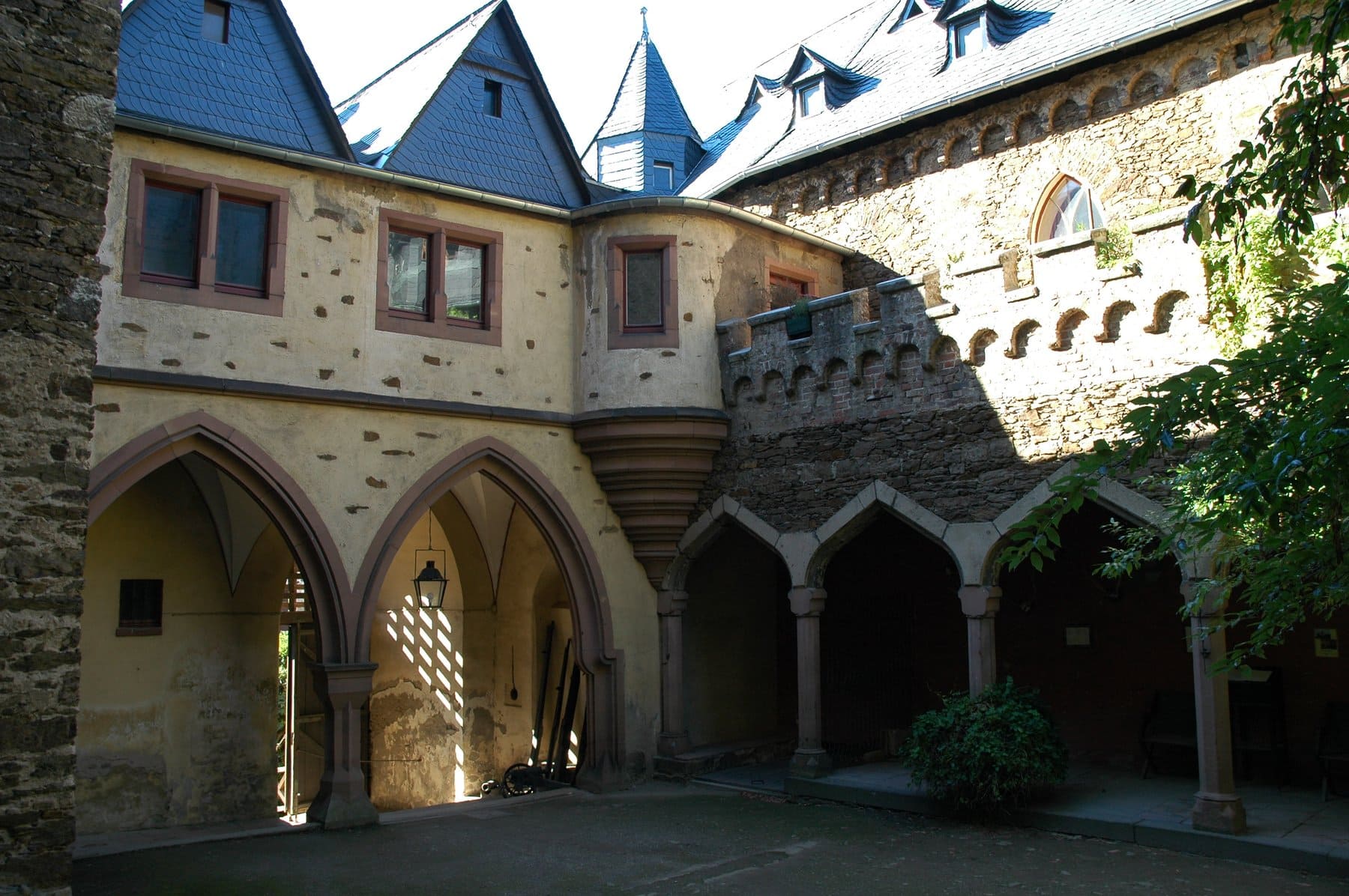 Lahneck Castle 4 Lahneck Castle inner courtyard showing the surviving medieval Gothic arched arcades around the palas and the south corner of the chapel