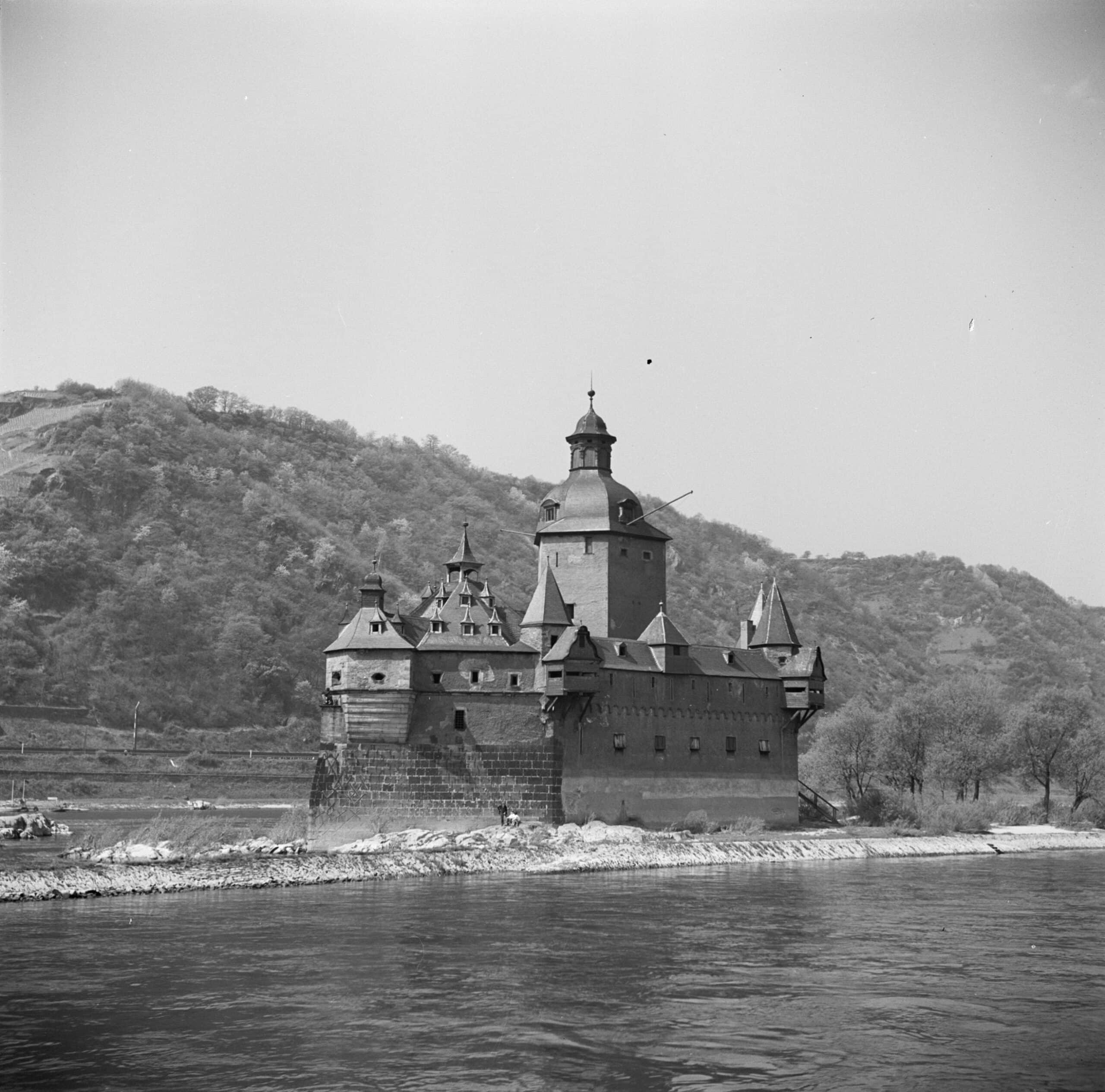 Pfalzgrafenstein Castle 5 A mid-twentieth-century view of Pfalzgrafenstein Castle on its island in the Rhine at Kaub.