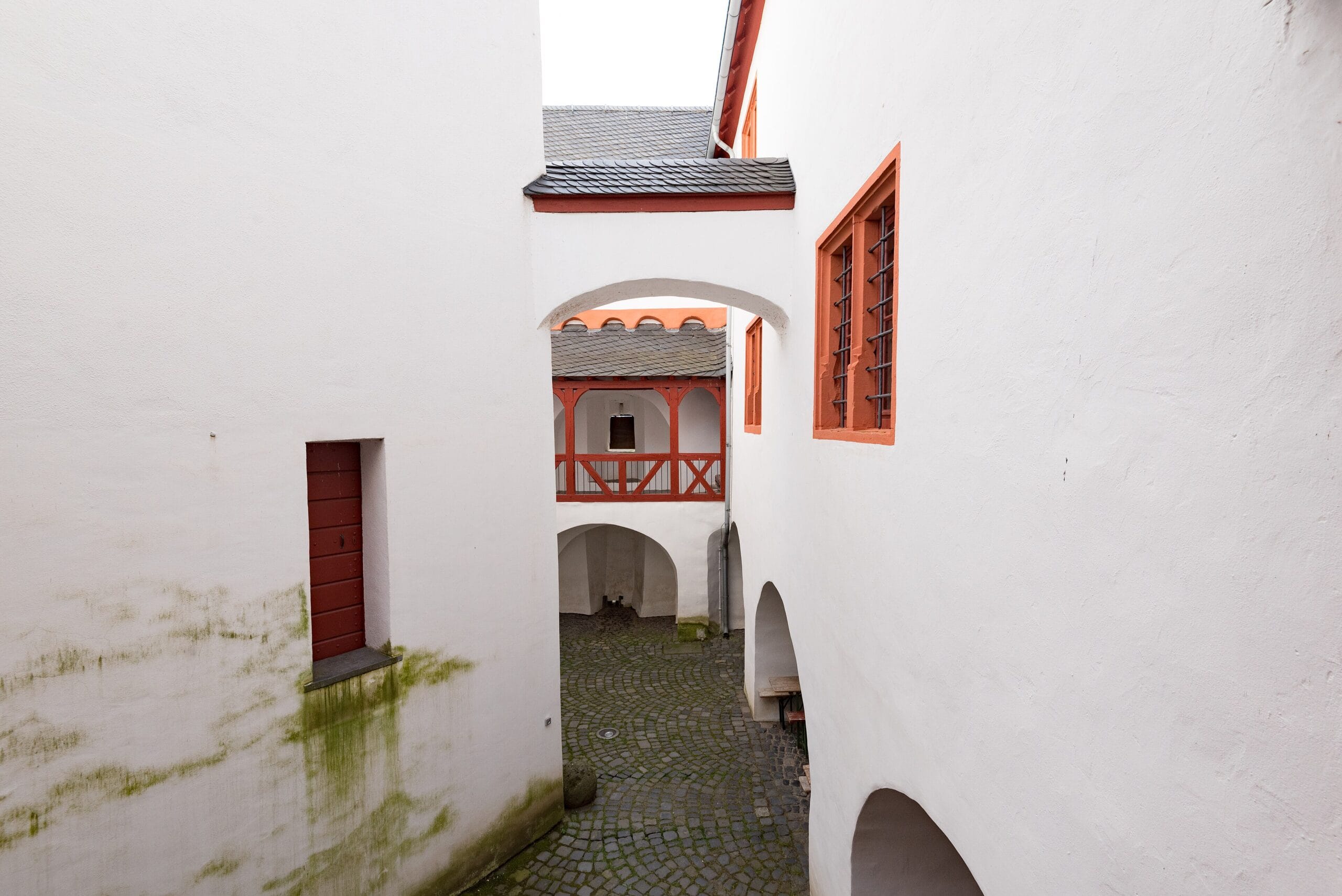 Pfalzgrafenstein Castle 3 The narrow inner courtyard of Pfalzgrafenstein Castle, showing the timber galleries and arcades that ring the keep.
