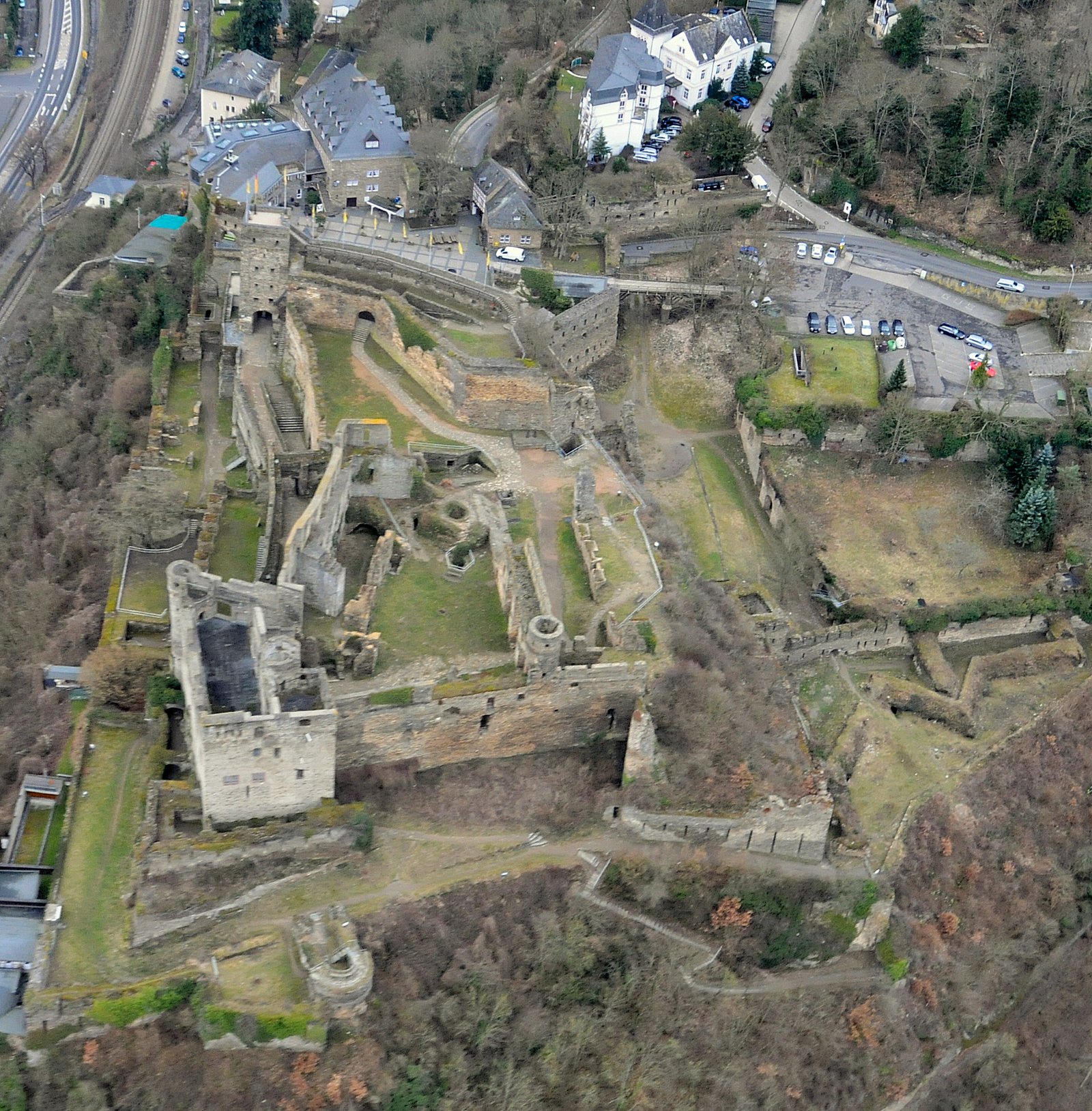 Rheinfels Castle 3 Aerial top-down view of the surviving castle complex showing the central courtyard, the Frauenhaus, the Uhrturm, and the bastioned outworks running south along the spur