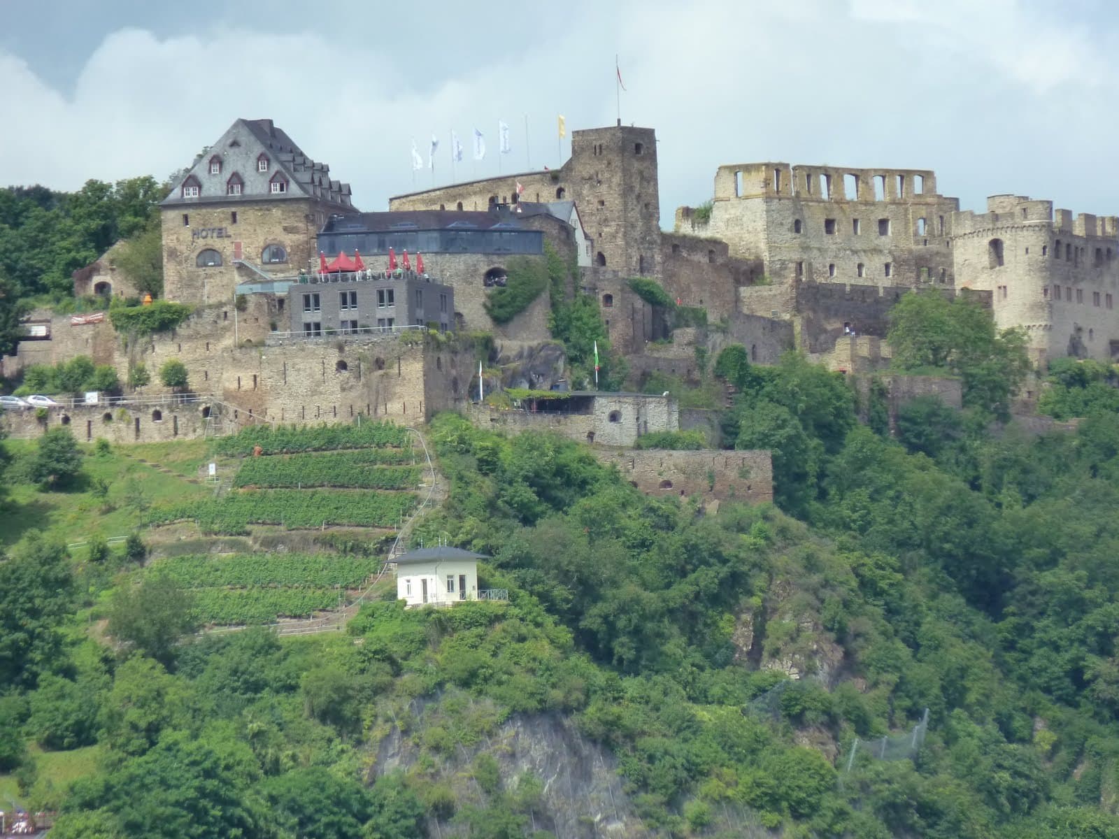 Rheinfels Castle 7 View of the Romantik Hotel Schloss Rheinfels in the lower bailey alongside the upper-bailey ruins housing the Burgmuseum
