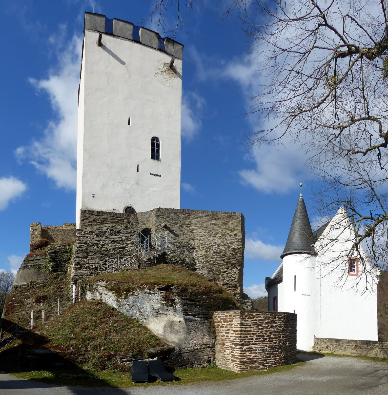 Sterrenberg Castle 6 Sterrenberg Castle keep and Frauenhaus, modern restored appearance