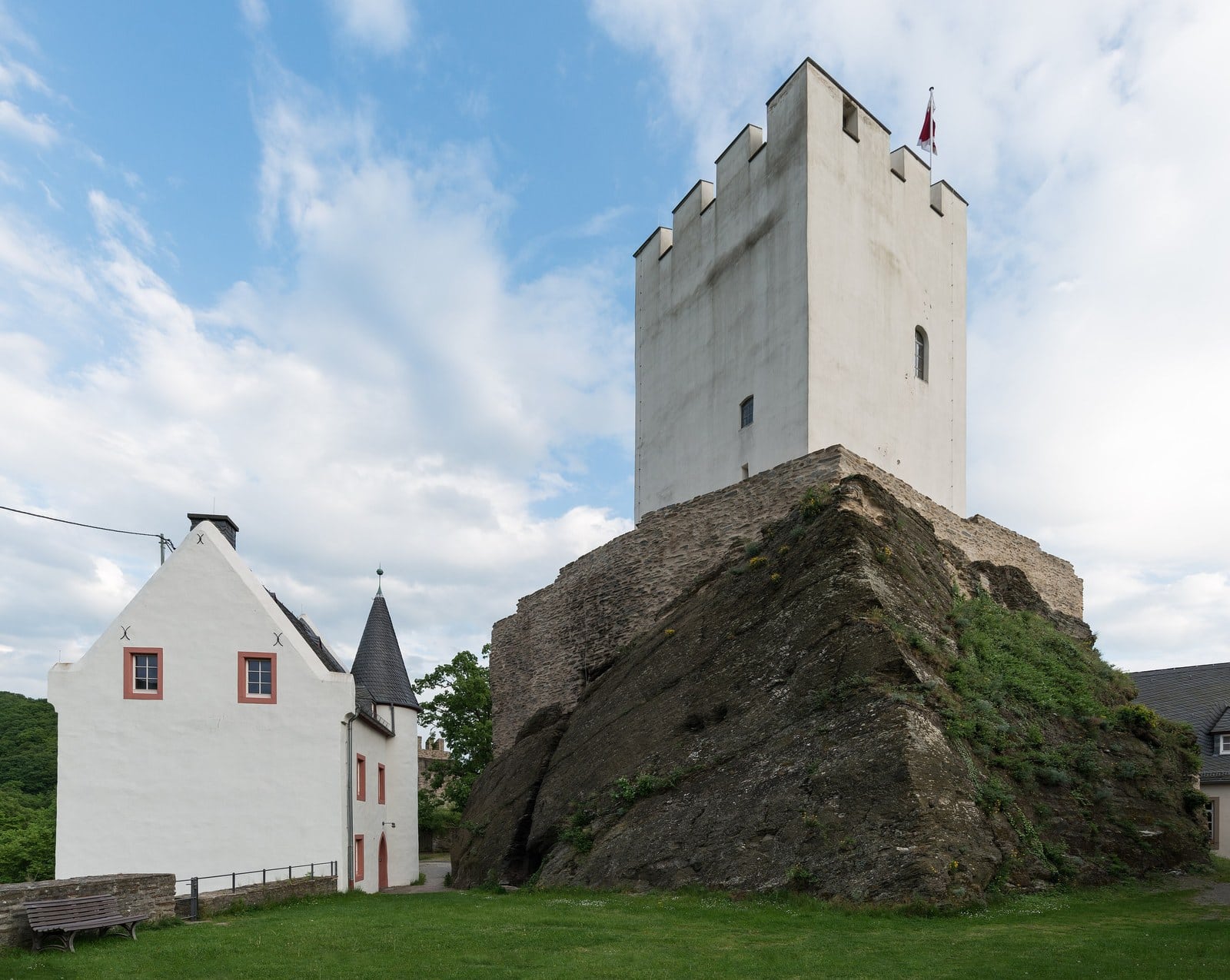 Sterrenberg Castle 2 Sterrenberg Castle bergfried and Frauenhaus seen from the northwest