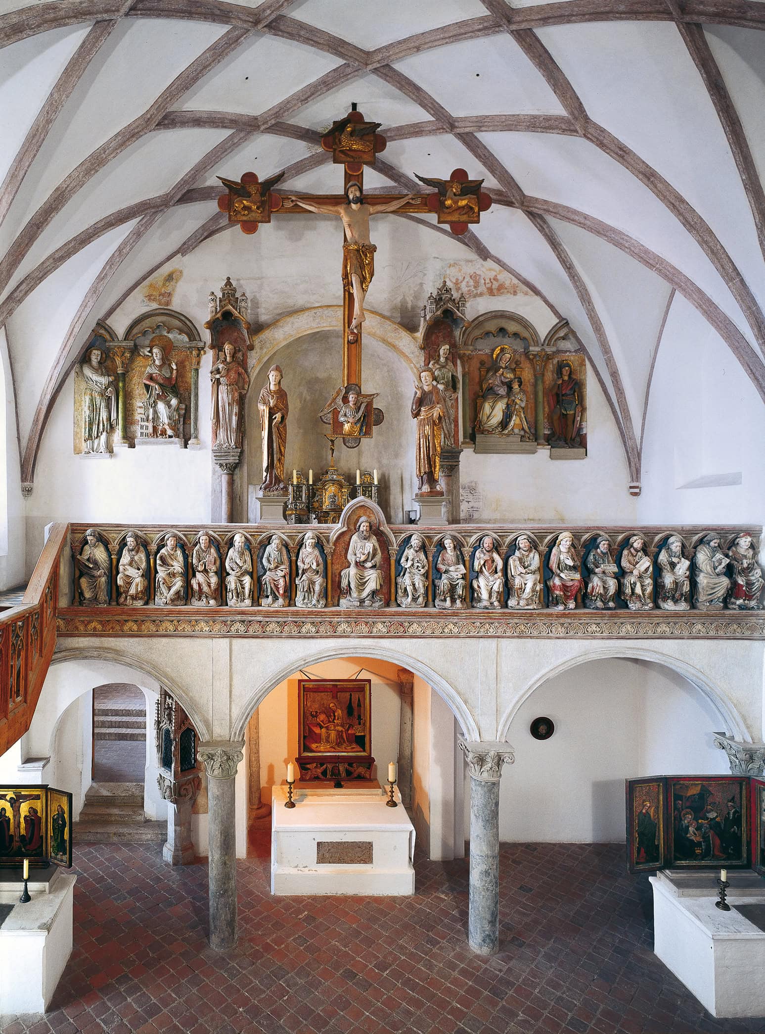 Trausnitz Castle 3 Interior of the Burgkapelle St. Georg with Gothic vaulting, apostle frieze and Rich-Dukes altarpieces