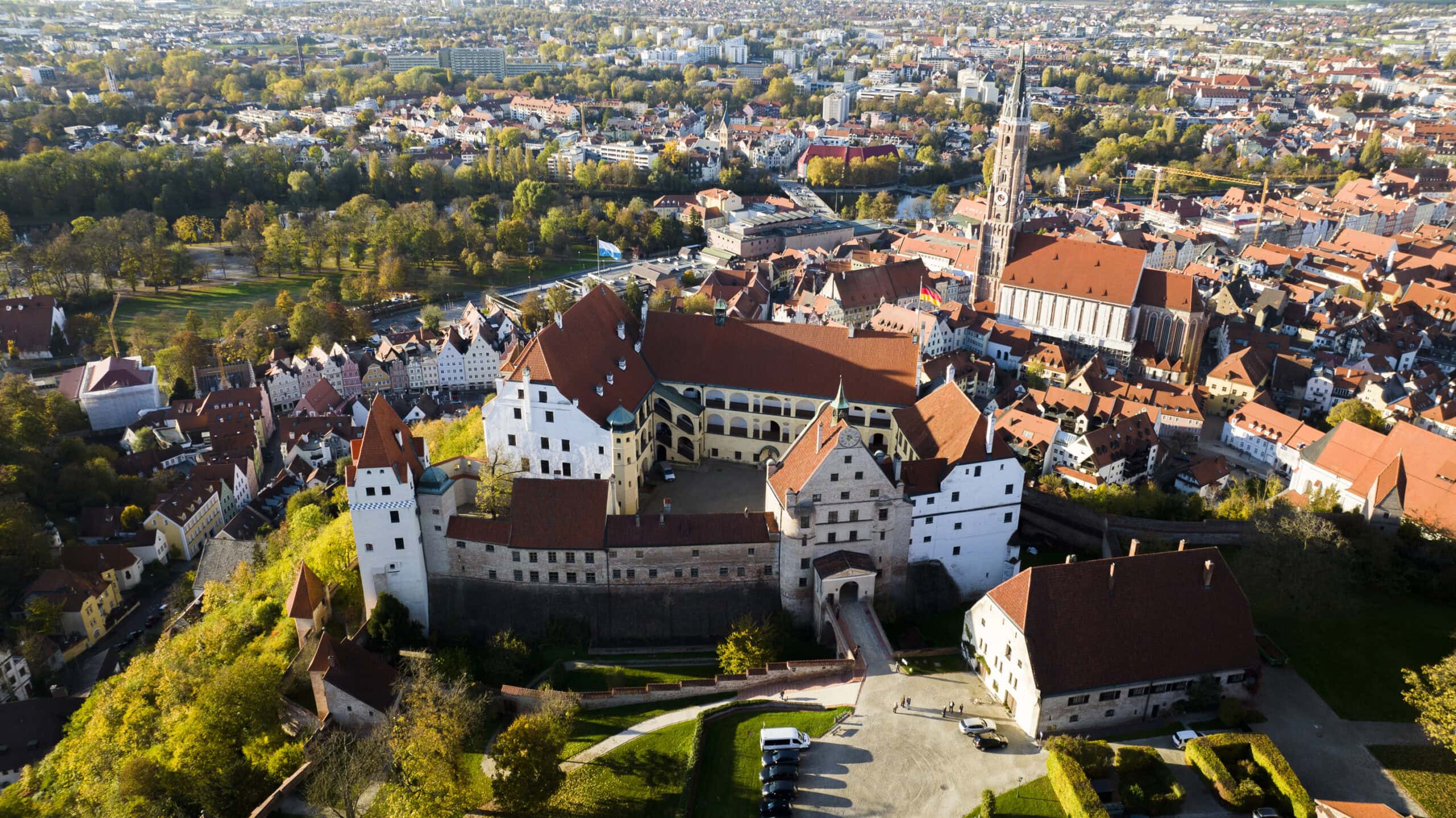 Wittelsbach Castles of Bavaria: 738 Years of Dynastic Architecture, 1180–1918 1 Aerial view of Burg Trausnitz above the Altstadt of Landshut with the Martinskirche steeple