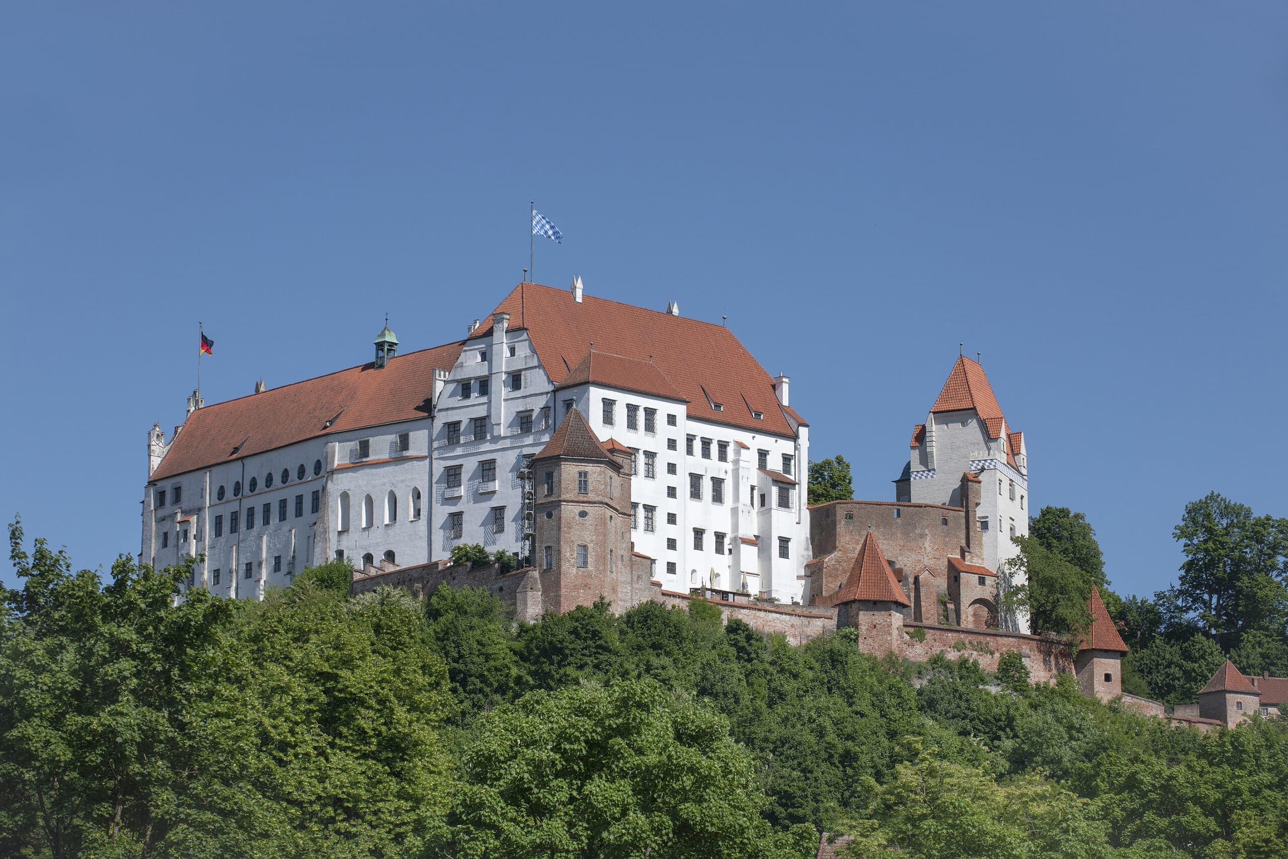 Trausnitz Castle 2 Burg Trausnitz from the southwest in summer, white walls, red roof, Bavarian flag on the keep