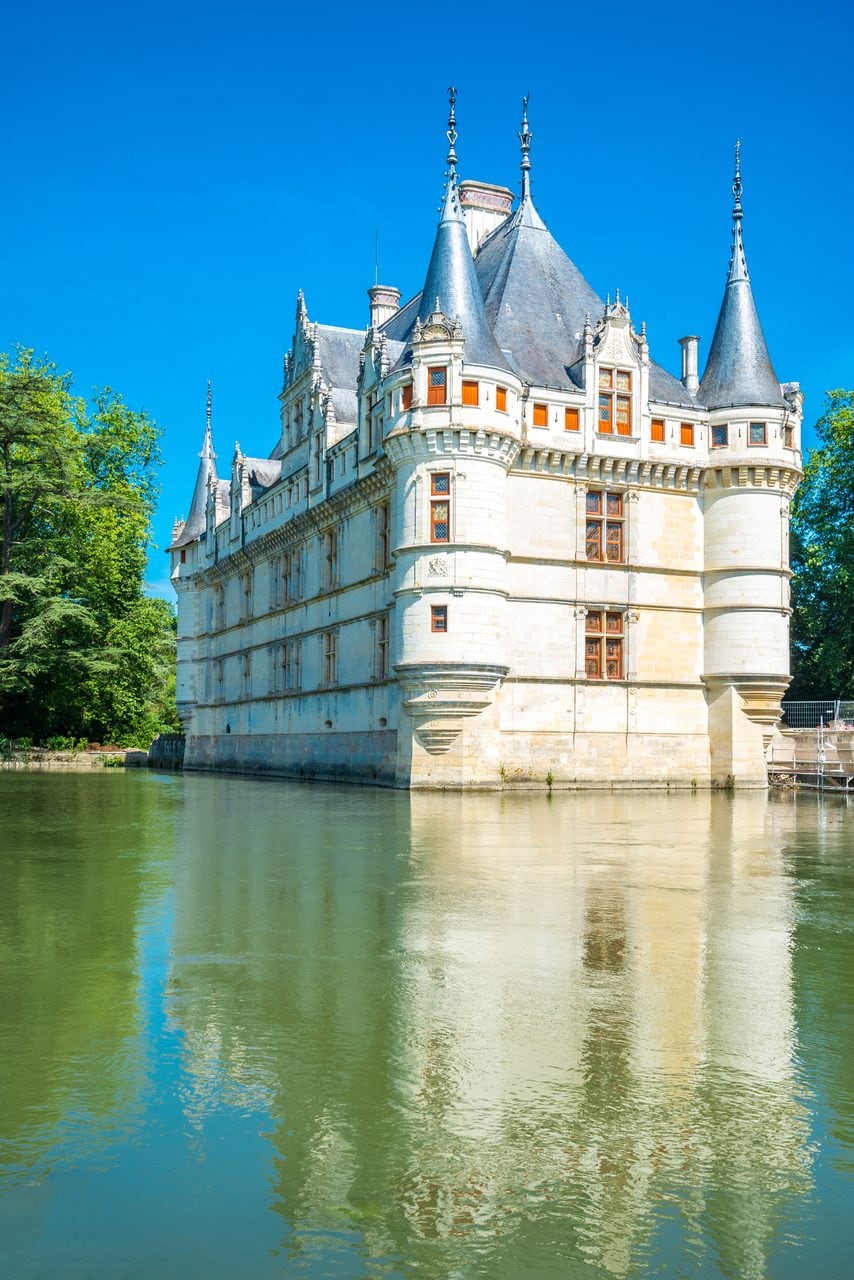 The château in its mirror — Adobe Stock (licensed) Château d'Azay-le-Rideau and its reflection under a blue sky