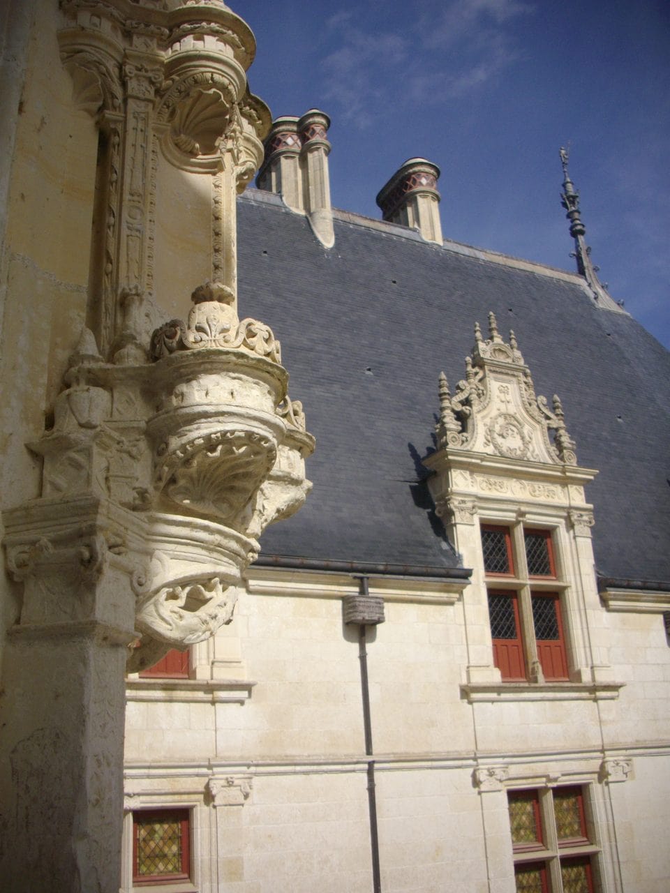 Carved corbel by the staircase loggia — Fab5669, CC BY-SA 4.0 Carved corbel and dormer beside the staircase loggia of Château d'Azay-le-Rideau