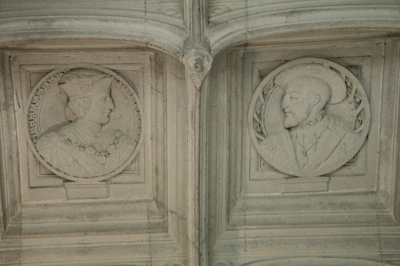 Portrait medallions on the staircase vault — Thierry de Villepin, CC BY-SA 3.0 Portrait medallions carved on the coffered vault of the Azay-le-Rideau staircase