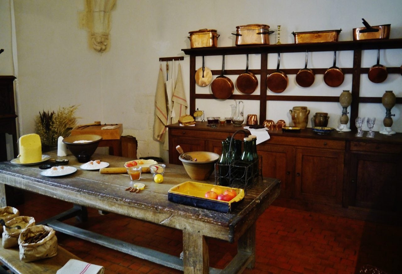 The grande cuisine — Zairon, CC BY-SA 4.0 The grande cuisine of Château d'Azay-le-Rideau with its copper pans