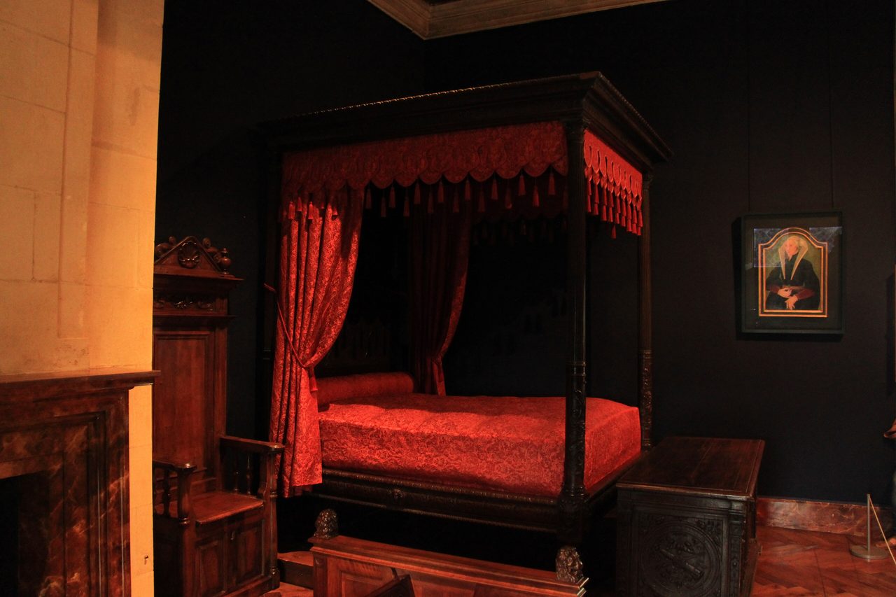 The Renaissance chamber — Cristian Bortes, CC BY 2.0 Curtained Renaissance bed in a chamber of Château d'Azay-le-Rideau