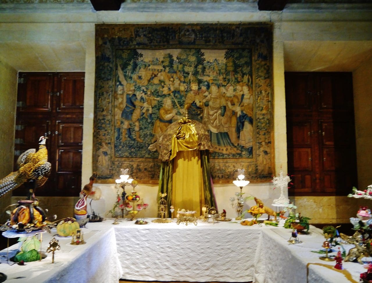 Château d'Azay-le-Rideau 7 The Grande Salle of Château d'Azay-le-Rideau hung with tapestries