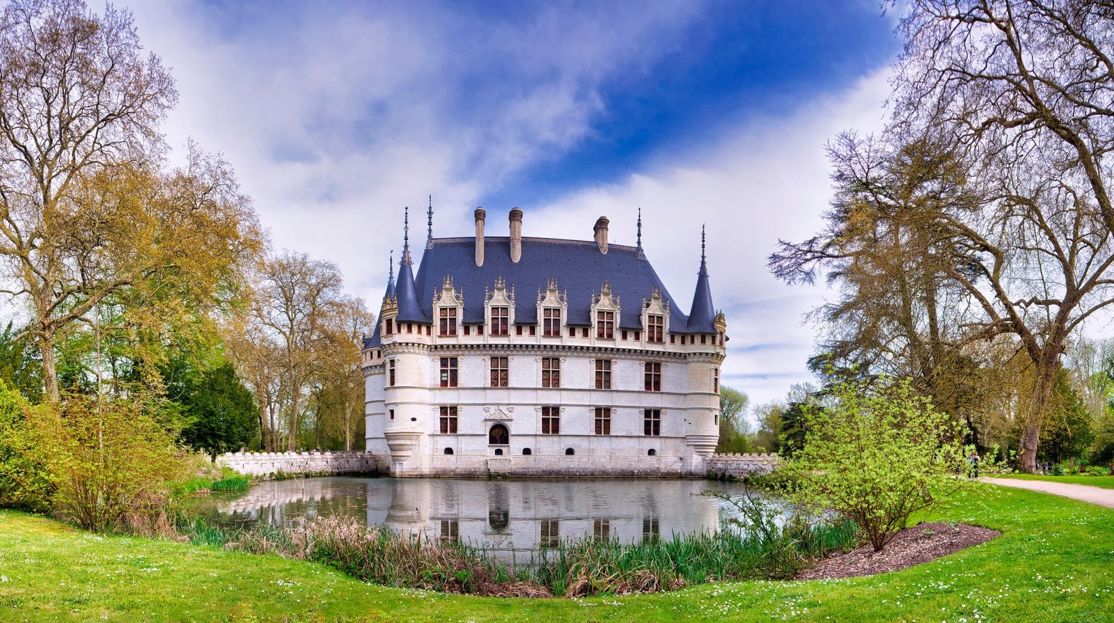 Château d'Azay-le-Rideau 1 Château d'Azay-le-Rideau reflected in the water mirror at golden hour