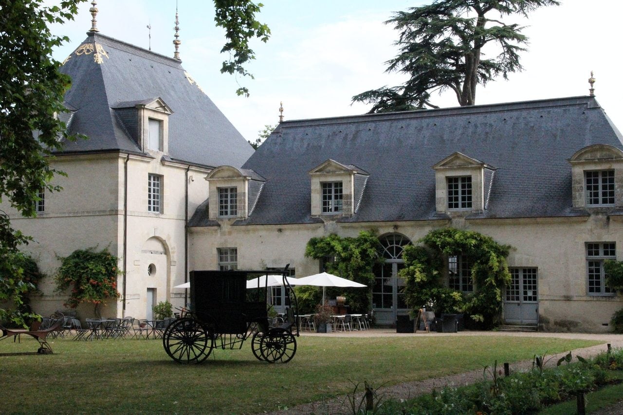 Château d'Azay-le-Rideau 12 Outbuildings and tea room terrace at the entrance to Château d'Azay-le-Rideau