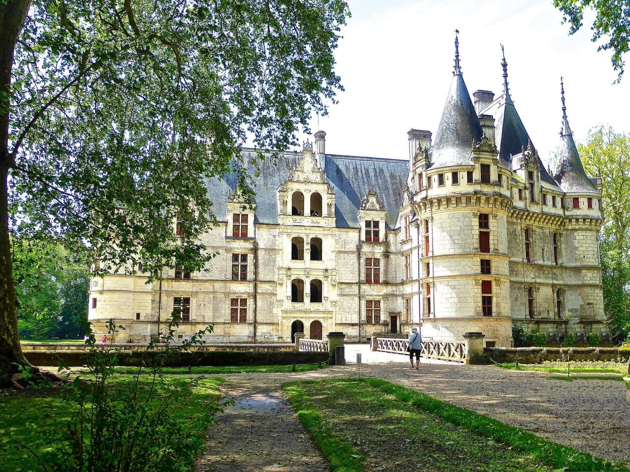 Château d'Azay-le-Rideau 3 Corner towers of Château d'Azay-le-Rideau rising directly from the water