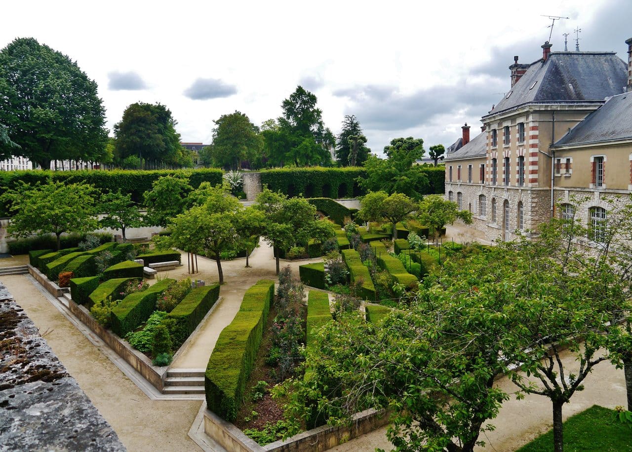 Zairon, CC BY-SA 4.0, via Wikimedia Commons The terraced royal gardens beside Château de Blois