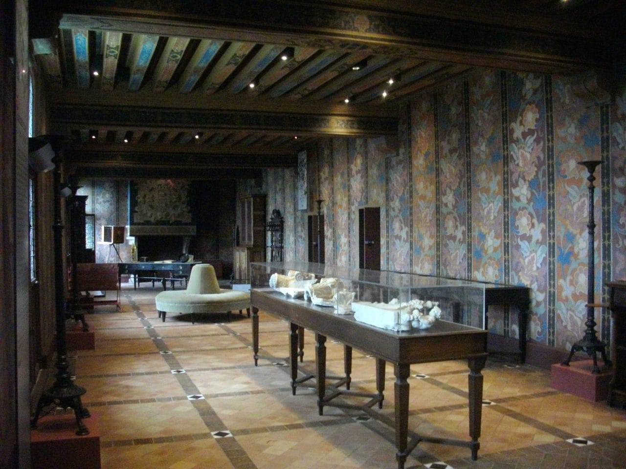 Fab5669, CC BY-SA 4.0, via Wikimedia Commons The queen's chamber at Château de Blois with a crowned monogram above the fireplace