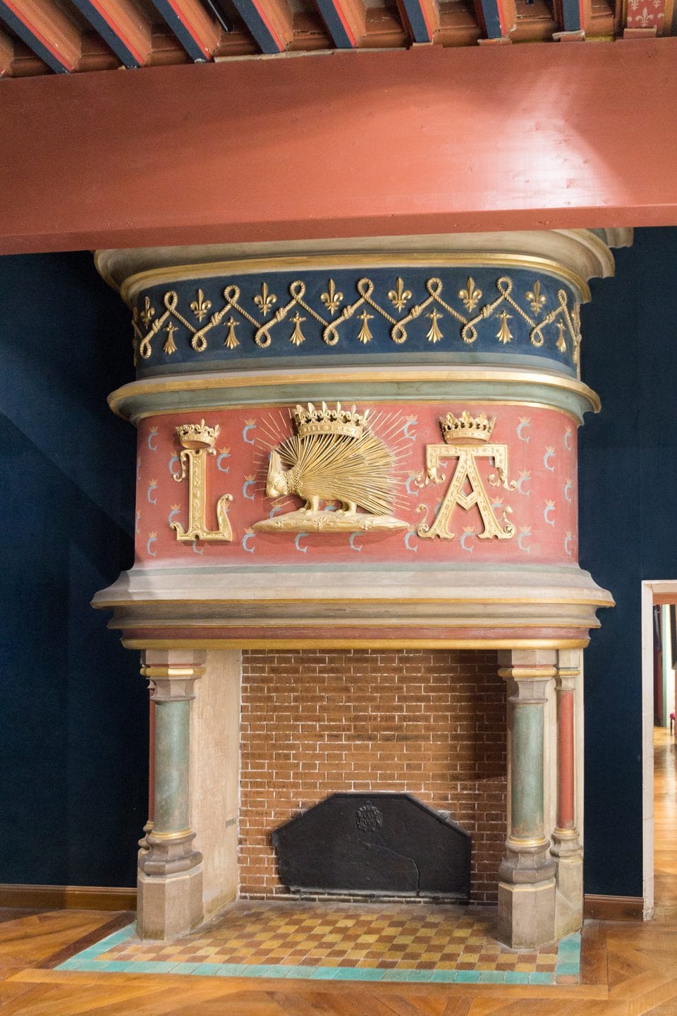 Pymouss, CC BY-SA 4.0, via Wikimedia Commons Louis XII's crowned porcupine emblem on a restored fireplace at Château de Blois