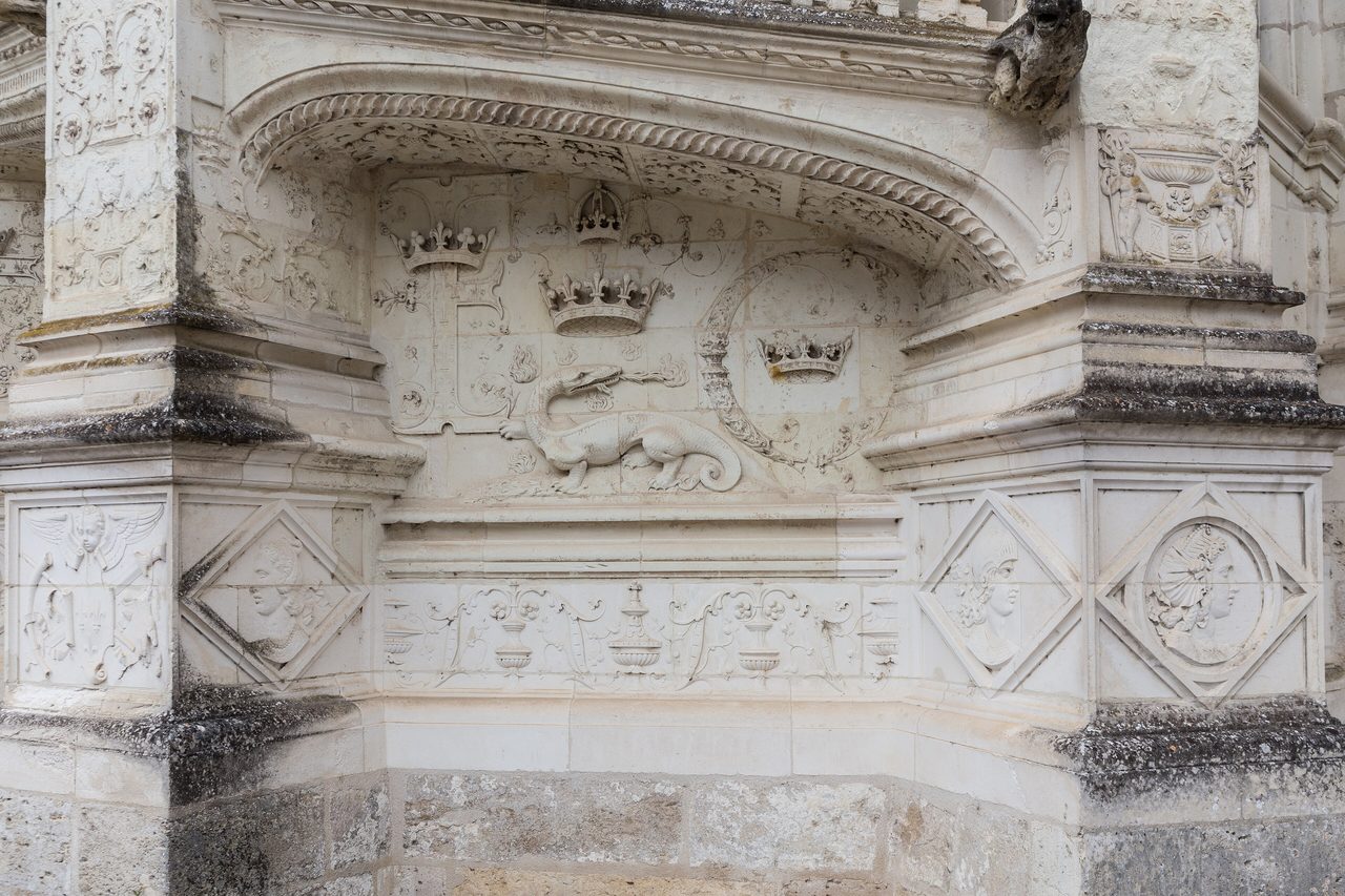 Pymouss, CC BY-SA 4.0, via Wikimedia Commons François I's crowned salamander carved at the base of the spiral staircase