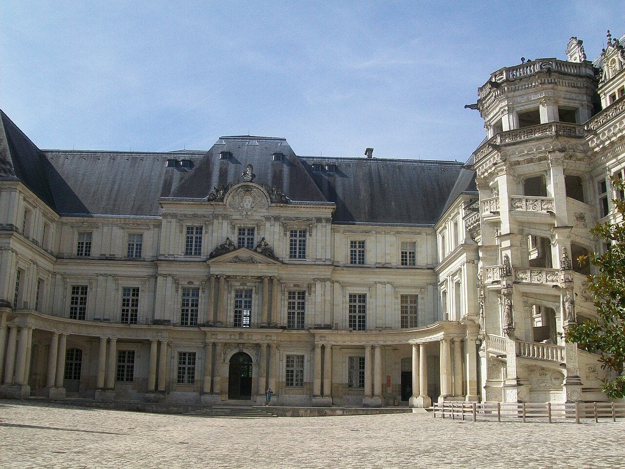 Château de Blois 8 The Classical Gaston d'Orléans wing of Château de Blois with its curved colonnade