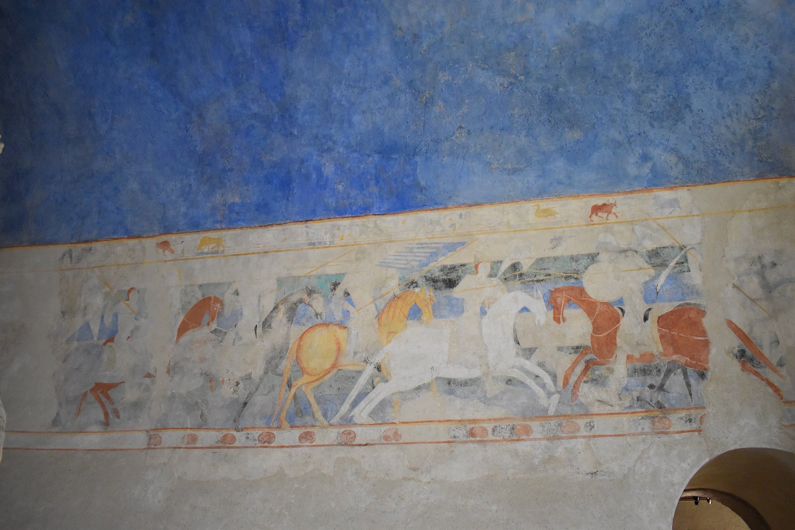 Medieval mural of mounted combat in the Château Comtal — Tylwyth Eldar, CC BY-SA 4.0 Medieval wall painting of mounted knights in combat in the Château Comtal