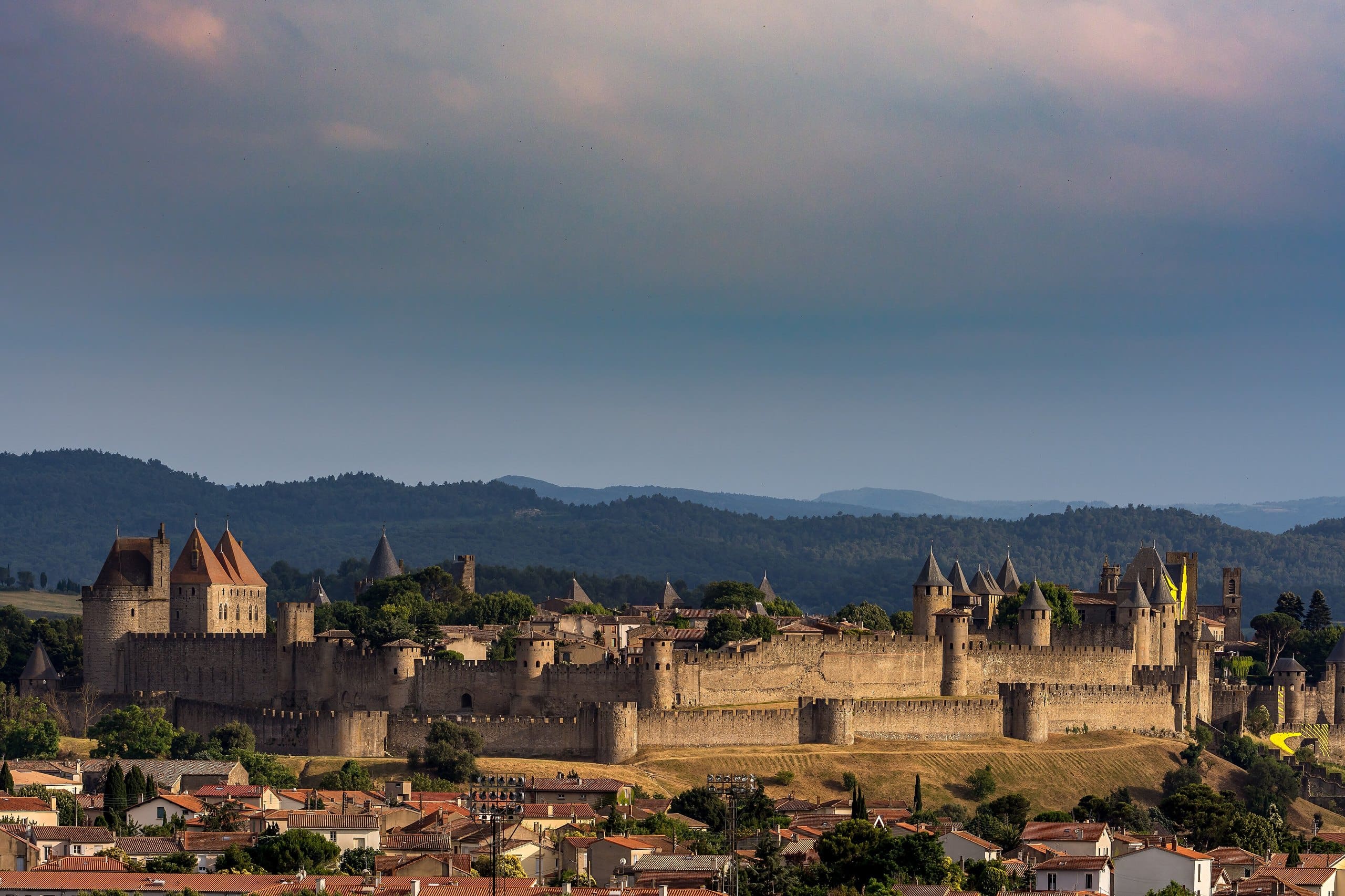 The Cité de Carcassonne in panorama — Lesueur André, CC BY-SA 4.0 Panorama of the fortified Cité de Carcassonne on its hill above the Aude