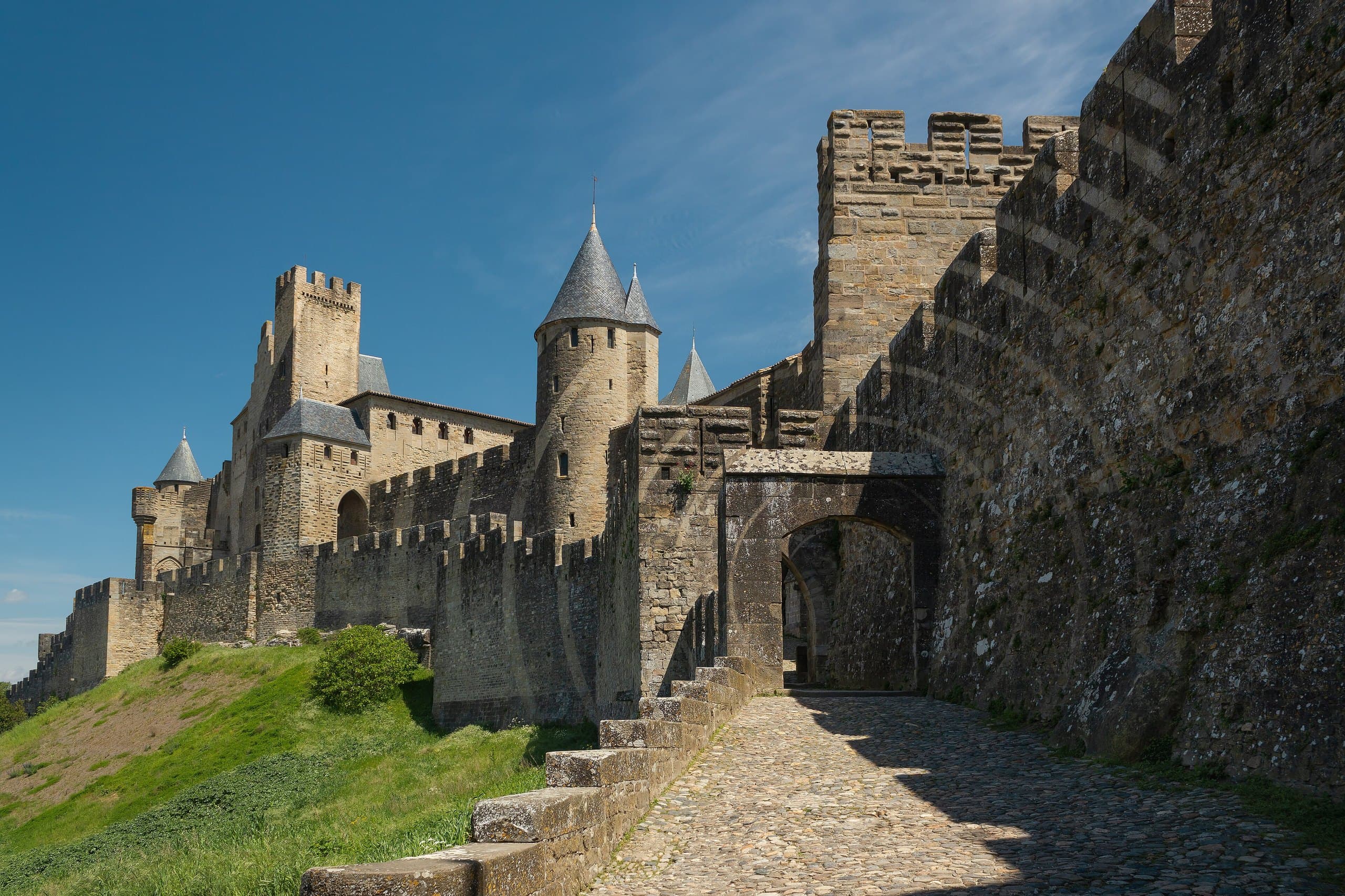 The Porte d’Aude — Lynx1211, CC BY-SA 4.0 The fortified climb to the Porte d'Aude on the river side of Carcassonne
