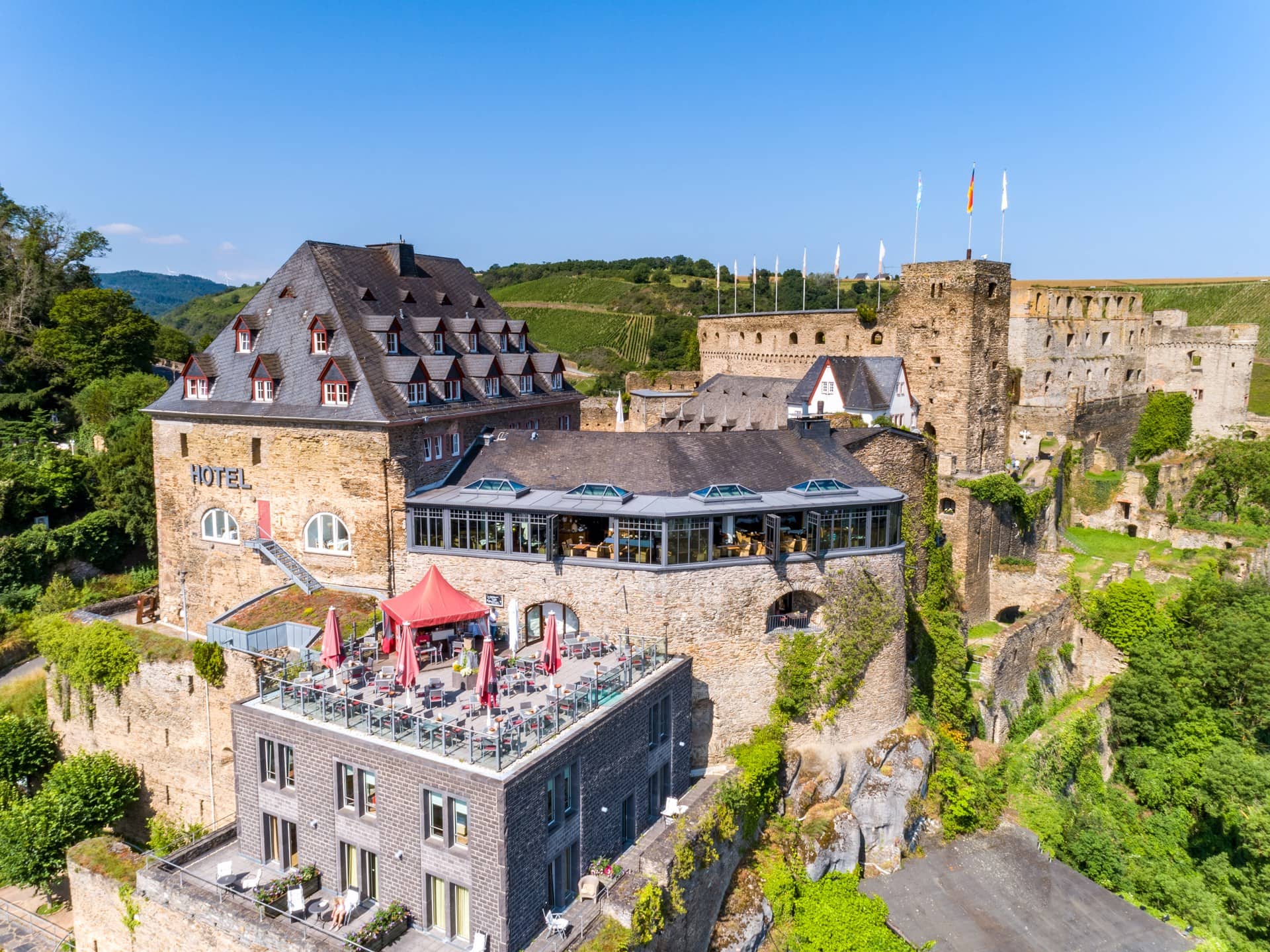 Romantik Hotel Schloss Rheinfels and the fortress ruin above St. Goar on the Rhine