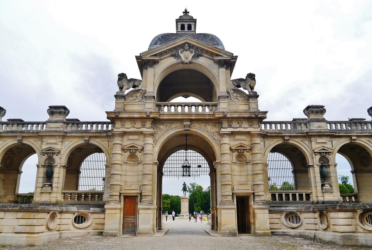 Entrance gateway, Chantilly — Zairon, CC BY-SA 4.0 The monumental entrance gateway to the Château de Chantilly
