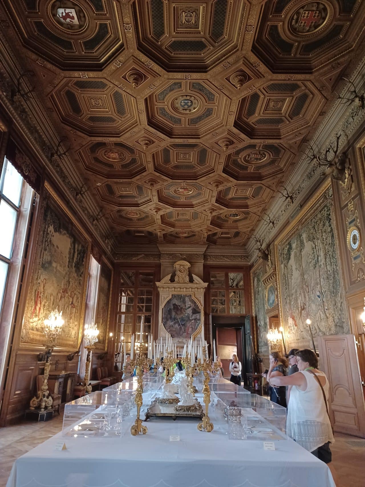 Galerie des Cerfs, Chantilly — Thomas1313, CC BY-SA 4.0 The Galerie des Cerfs, the tapestry-hung dining gallery, set for a banquet