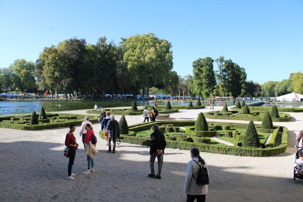 Château de Chantilly 4 Box-hedge parterres and canal in the gardens of Chantilly