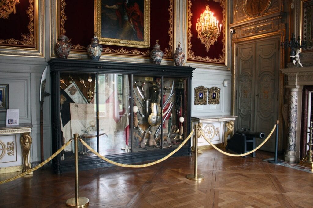 Château de Chantilly 8 The Salle des Gardes with arms and armor at Chantilly