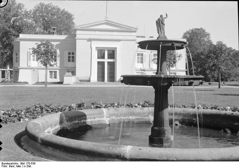 Charlottenhof Palace 7 Charlottenhof Palace and its fountain in a historic photograph by Max Baur