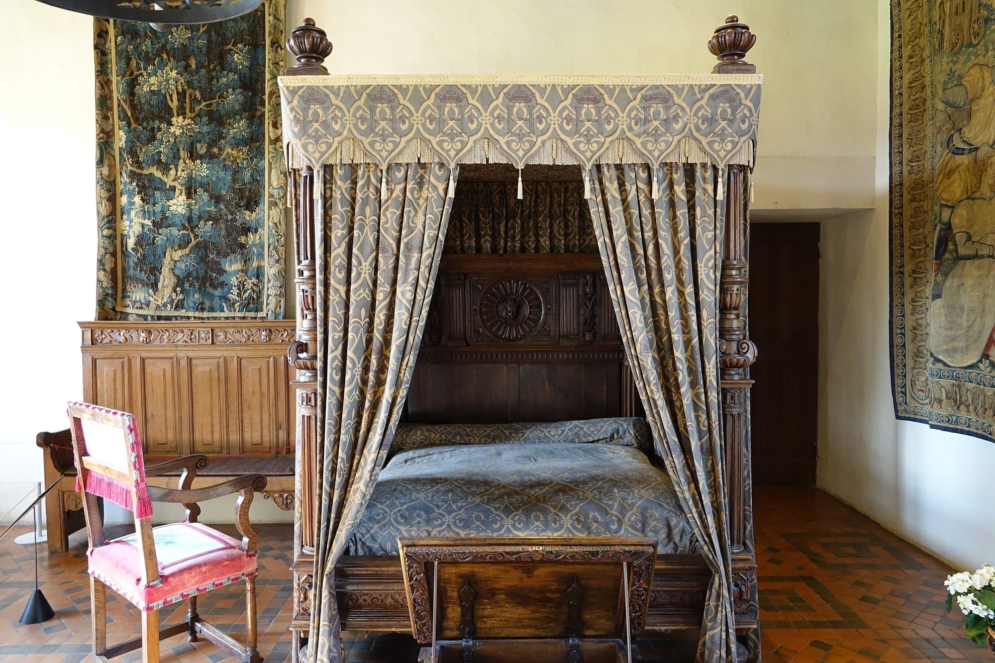 The chambre Henri II — Gzen92, CC BY-SA 4.0 Renaissance bedchamber known as the chambre Henri II at Chateau d'Amboise