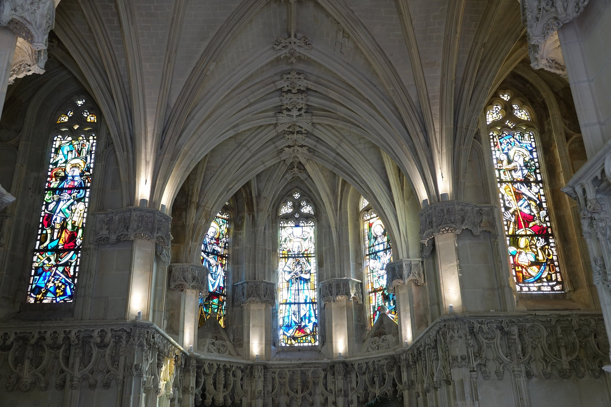 Inside the Chapel of Saint-Hubert — Gzen92, CC BY-SA 4.0 Ribbed vaulting and stained glass inside the Chapel of Saint-Hubert at Chateau d'Amboise