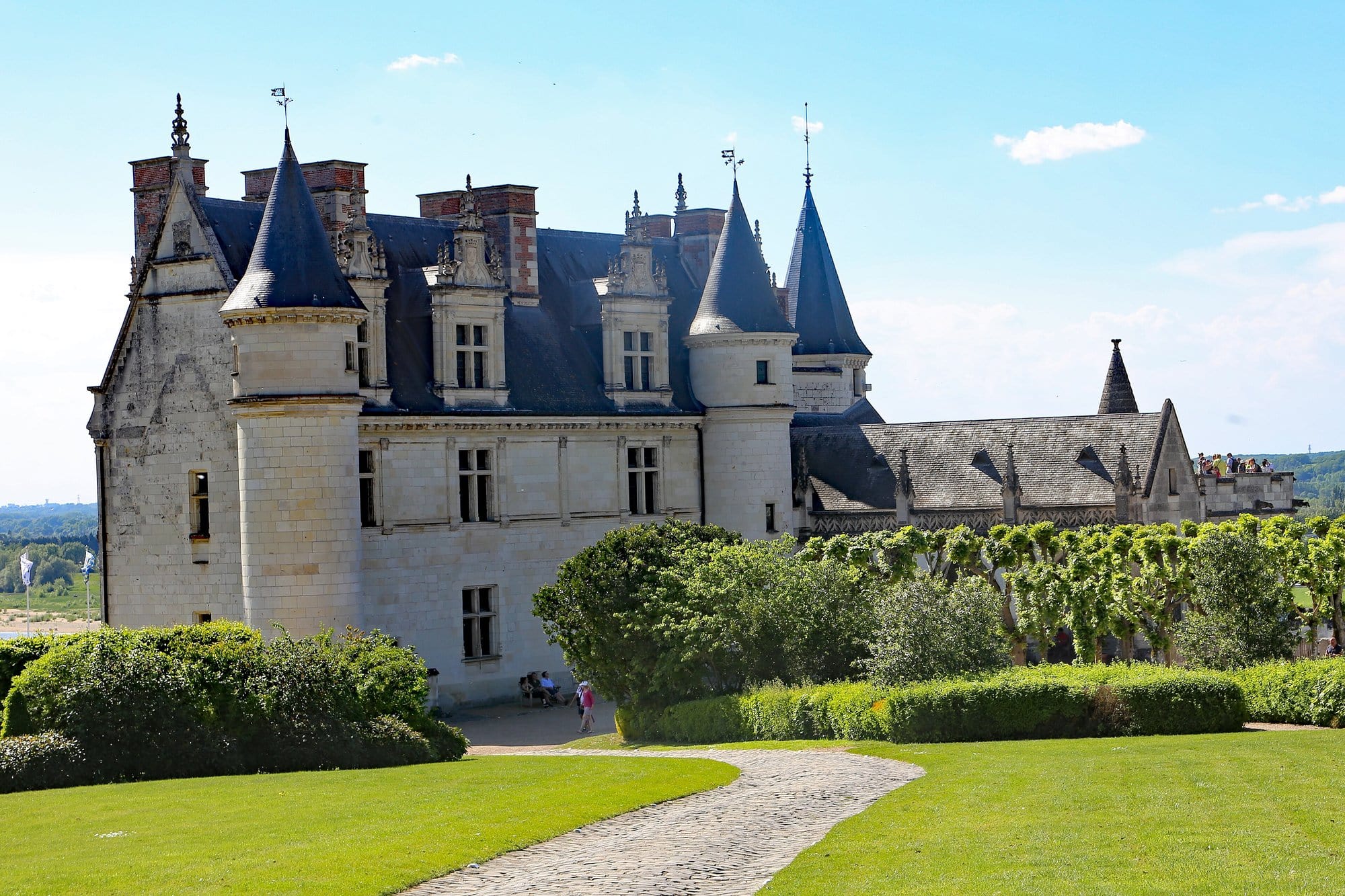 The château from the garden — W. Bulach, CC BY-SA 4.0 Chateau d'Amboise seen from the terraced garden on a sunny day