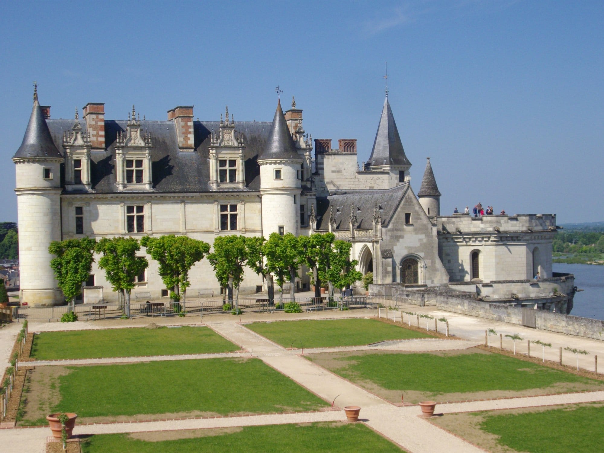 The lodging and chapel terrace — Fab5669, CC BY-SA 4.0 The royal lodging and Chapel of Saint-Hubert on the terrace at Chateau d'Amboise