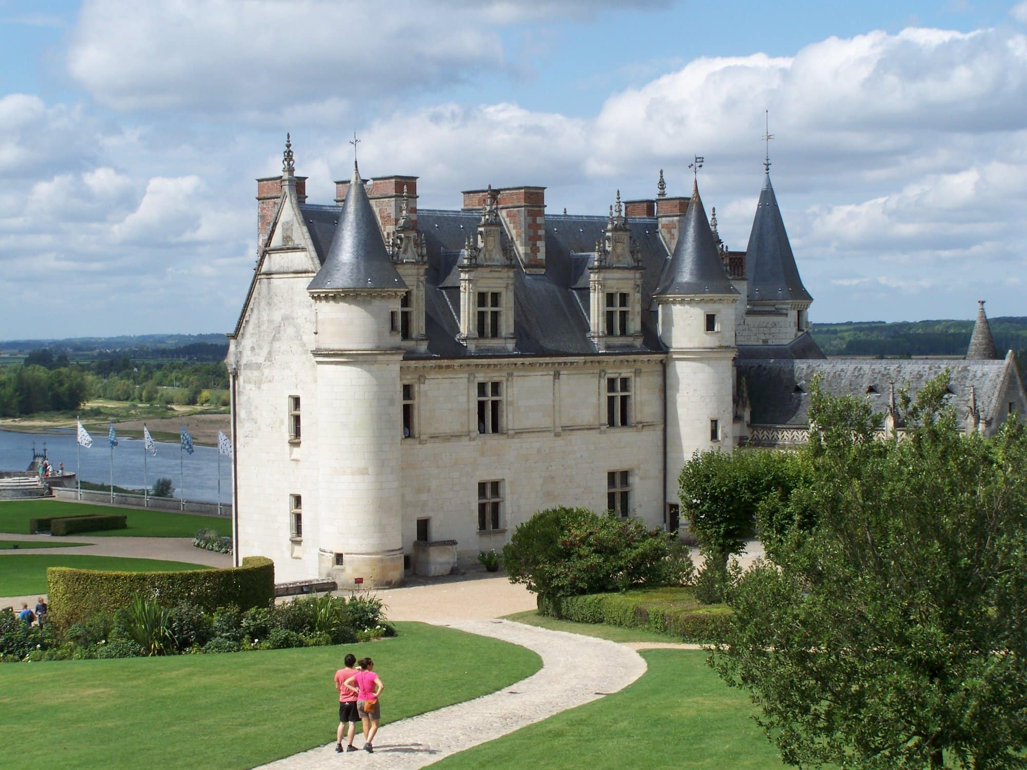 The logis from the garden — Xavier.gignac, CC BY-SA 3.0 The royal lodging of Chateau d'Amboise seen from the garden