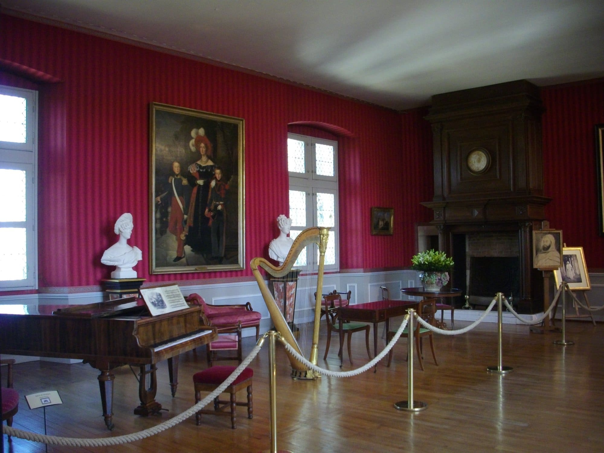 The music salon — Fab5669, CC BY-SA 4.0 Music salon at Chateau d'Amboise hung with portraits