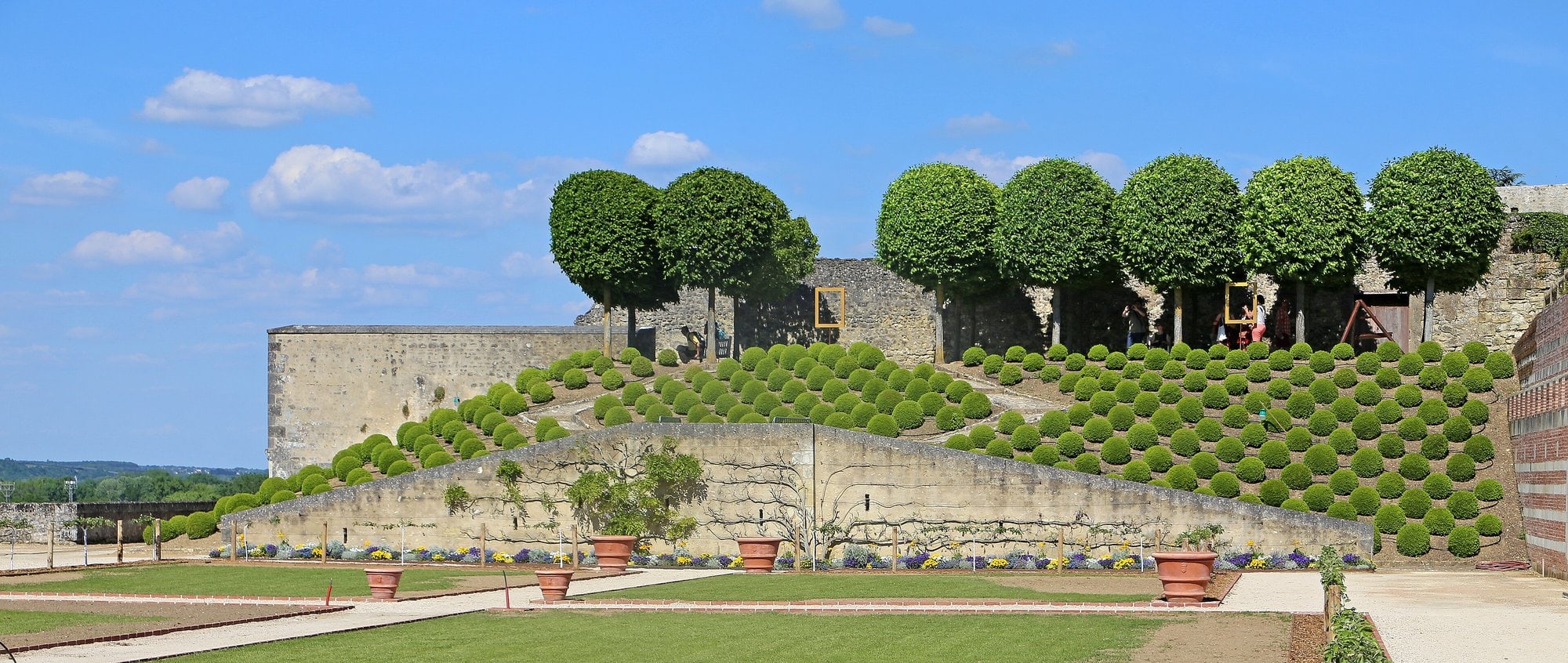 The park terraces — W. Bulach, CC BY-SA 4.0 Terraced gardens and park of Chateau d'Amboise above the Loire