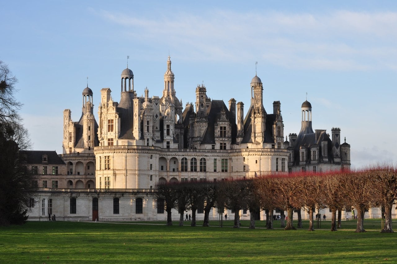 Across a summer meadow — katiainfographiste / Pixabay Chateau de Chambord across a summer meadow