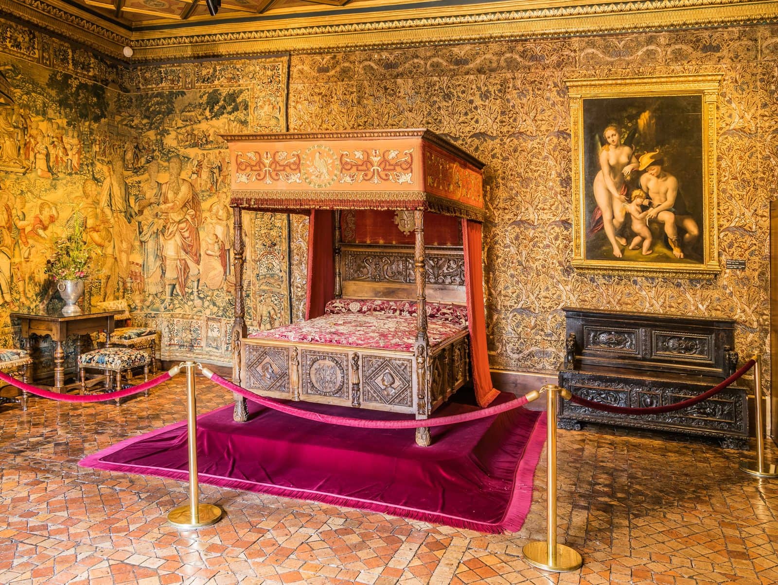 Catherine de' Medici's bedchamber — Krzysztof Golik, CC BY-SA 4.0 Catherine de Medici bedchamber at Chateau de Chenonceau with four-poster bed and tapestries