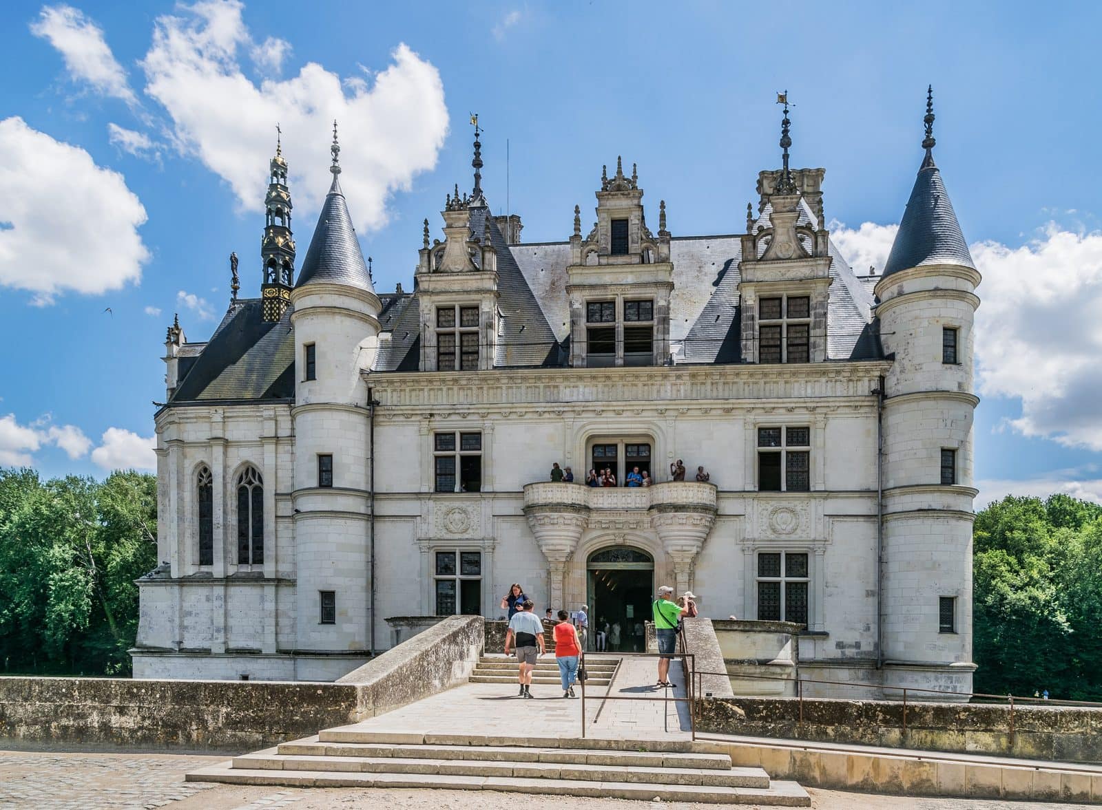 Château de Chenonceau 11 Visitors at the entrance facade of Chateau de Chenonceau