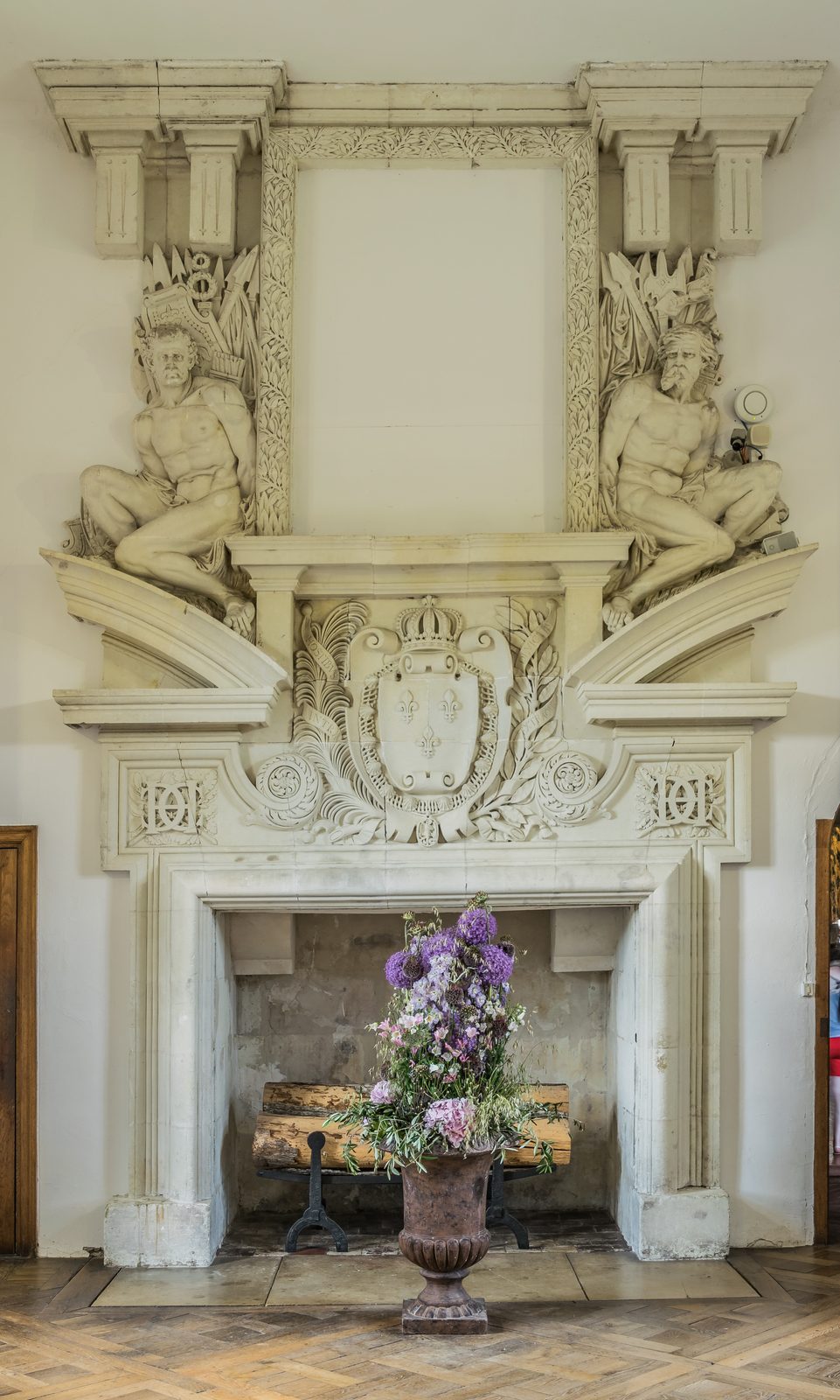 Renaissance fireplace — Krzysztof Golik, CC BY-SA 4.0 Monumental Renaissance fireplace with telamones and royal arms at Chateau de Chenonceau